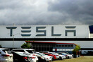 «Διευθυντής της Tesla αγκάλιαζε υπάλληλο και της έκανε μασάζ, όταν εκείνη διαμαρτυρήθηκε άρχισαν τα αντίποινα»