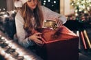 Πώς να τυλίξετε δώρα χωρίς σελοτέιπ - Viral το κόλπο με το χαρτί περιτυλίγματος