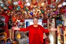 Μια γιαγιά στην Ουαλία έσπασε το ρεκόρ με τις πιο πολλές χριστουγεννιάτικες μπάλες