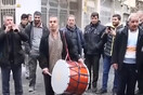 Τουρκία: Βγήκαν στους δρόμους με νταούλια για τον Ερντογάν -Φιλούσαν εικόνα του, έκαιγαν «μαϊμού» δολάρια