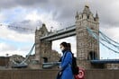 Γυναίκα περπατά στο Λονδίνο
