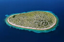 Ένα γιγάντιο «δακτυλικό αποτύπωμα» στη θάλασσα -Το νησί στην Κροατία που δεν μοιάζει με κανένα άλλο