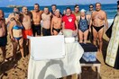 Κρήτη: Χειμερινοί κολυμβητές που έκοβαν πίτα στην παραλία, έσωσαν δύο ανθρώπους από τη θάλασσα