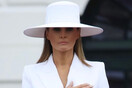 Η Μελάνια Τραμπ με λευκό καπέλο