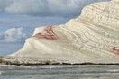 Άγνωστοι βανδάλισαν με κόκκινη μπογιά τη φημισμένη λευκή παραλία Scala dei Turchi της Σικελίας 