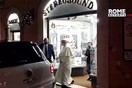 O πάπας Φραγκίσκος σπάει (ξανά) το πρωτόκολλο: Πήγε σε δισκοπωλείο στη Ρώμη