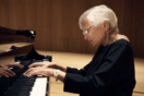 Η πιανίστρια Ρουθ Σλετζίνσκα θα κυκλοφορήσει νέο άλμπουμ σε ηλικία 97 ετών
