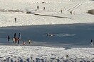 Καρδίτσα: Έσπασε ο πάγος στην επιφάνεια της λίμνης Πλαστήρα - Επισκέπτες βρέθηκαν μέσα στο νερό 