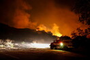 Σπάνια πυρκαγιά στην Καλιφόρνια αναγκάζει τις αρχές να αποκλείσουν αυτοκινητόδρομο