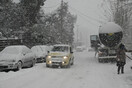 Αυτοκίνητα σε χιονισμένο δρόμο