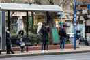 Κόσμος σε στάση λεωφορείου