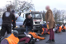 Βερολίνο: 11 ακτιβιστές για το περιβάλλον κόλλησαν στην άσφαλτο- Χάος στους δρόμους