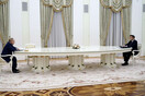 Μακρόν και Πούτιν κάθονται σε ένα τεράστιο τραπέζι