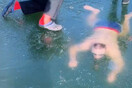 Σλοβακία: Κολυμπούσε κάτω από πάγο και έχασε τον προσανατολισμό του -Δεν μπορούσε να βγει