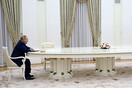 Ο Πούτιν στο τεράστιο τραπέζι