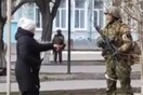 Ουκρανή σε Ρώσο στρατιώτη: «Βάλτε ηλιόσπορους στις τσέπες σας για να ανθίσουν όταν πεθάνετε»