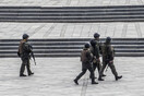 Ουκρανοί στρατιώτες στον δρόμο