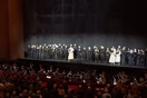 H χορωδία της Μητροπολιτικής Όπερας της Νέας Υόρκης ψέλνει τον εθνικό ύμνο της Ουκρανίας στην κατάμεστη αίθουσα