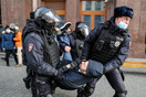 Σύλληψη άνδρα σε διαδήλωση στη Ρωσία