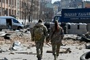 Δύο στρατιώτες κρατιούνται χέρι - χέρι στο Κίεβο 