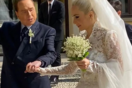 Ο «συμβολικός» γάμος του Μπερλουσκόνι με την 32χρονη αγαπημένη είχε κανονικό νυφικό και γκρίνια κληρονόμων