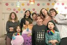 Single μητέρες συγκατοικούν και μεγαλώνουν παρέα τα παιδιά τους