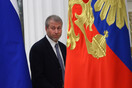 Ο Ρόμαν Αμπράμοβιτς πίσω από ρωσική σημαία