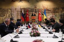 Διαπραγματεύσεις: Η Ρωσία υποσχέθηκε να περιορίσει τις επιχειρήσεις, η Ουκρανία πρότεινε ουδετερότητα