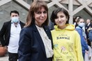 Η Κατερίνα Σακελλαροπούλου σε μια αναπάντεχη συνάντηση με την 12χρονη πρόσφυγα Αρεζού Καμπουλί στη Λισσαβώνα. 