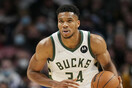 Ο Γιάννης Αντετοκούνμπο με φανέλα των Bucks