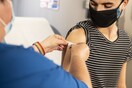 ΕΟΦ: Οι καταγεγραμμένες παρενέργειες των εμβολίων κατά του κορωνοϊού