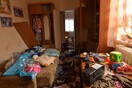 «Πήραν τα ρούχα μας, γέμισαν περιττώματα τους τοίχους»: Ουκρανοί επιστρέφουν στα λεηλατημένα σπίτια τους