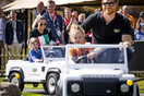 Μέγκαν Μαρκλ και πρίγκιπας Χάρι: Βόλτα με μίνι αυτοκίνητα -Συνοδηγοί, δίπλα σε παιδιά