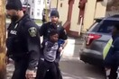 ΗΠΑ: Αστυνομικοί πήραν σηκωτό 8χρονο αγόρι επειδή «έκλεψε ένα σακούλι πατατάκια»