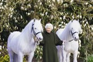 Η βασίλισσα Ελισάβετ γιορτάζει τα 96α γενέθλιά της και ποζάρει με τα αγαπημένα της άλογα