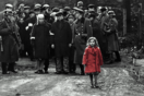 Ήταν το κορίτσι με το κόκκινο παλτό, στη «Λίστα του Σίντλερ»- Σήμερα βοηθά Ουκρανούς πρόσφυγες