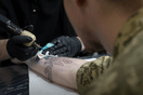 Οι Ουκρανοί κάνουν τατουάζ για τον πόλεμο: Για να θυμούνται τι περνούν