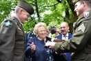 Ο αμερικανικός στρατός έδωσε σε 90χρονη Ιταλίδα την τούρτα που της έκλεψε το 1945