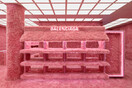 Ο οίκος Balenciaga ντύνει ολόκληρο το κατάστημά του με ροζ faux γούνα