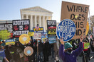 Politico: Το Ανώτατο Δικαστήριο των ΗΠΑ ακύρωσε την ιστορική απόφαση υπέρ των αμβλώσεων