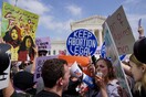 Explainer: Τι γίνεται επιτέλους στην Αμερική με τις αμβλώσεις