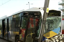 Άλιμος: Λεωφορείο καρφώθηκε σε κολώνα του τραμ - Υπάρχουν τραυματίες