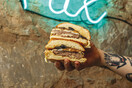 Pax Burgers: Ζουμερό μπιφτέκι με λόκαλ χαρακτήρα στο κέντρο της πόλης