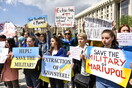 «Σώστε τους ήρωες»: Σύζυγοι στρατιωτών της Μαριούπολης έκαναν διαμαρτυρία στο Κίεβο