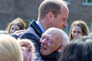 Ο πρίγκιπας Γουίλιαμ θύμισε την Νταϊάνα -Αγκάλιασε ηλικιωμένο που έκλαιγε