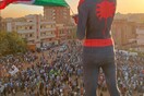 «Spider-Man» του Σουδάν: Ο μασκοφόρος ακτιβιστής που έγινε σύμβολο αντίστασης