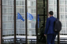 Bloomberg: Η Κομισιόν ανοίγει το δρόμο για περαιτέρω ελάφρυνση του ελληνικού χρέους 