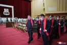 Ο Κιμ Γιονγκ Ουν, χωρίς μάσκα, κουβαλά φέρετρο στην κηδεία Βορειοκορετάτη αξιωματούχου