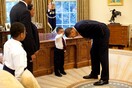 O μικρός που είχε αγγίξει τα μαλλιά του Μπαράκ Ομπάμα, τελείωσε το γυμνάσιο - Κι ο πρώην πρόεδρος τον συνεχάρη