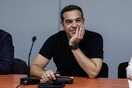 Ο Αλέξης Τσίπρας, χαλαρός, στα γραφεία του ΣΥΡΙΖΑ